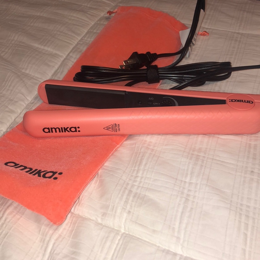 NEVER USED AMIKA FLAR IRON